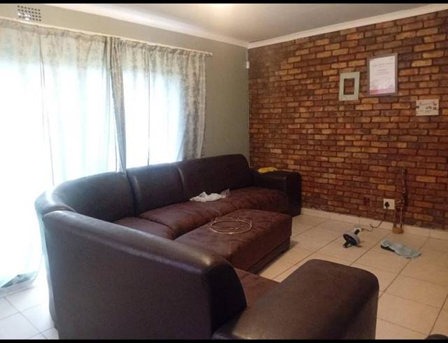 6 BEDROOM HOUSE FOR SALE IN RHODESFIELD